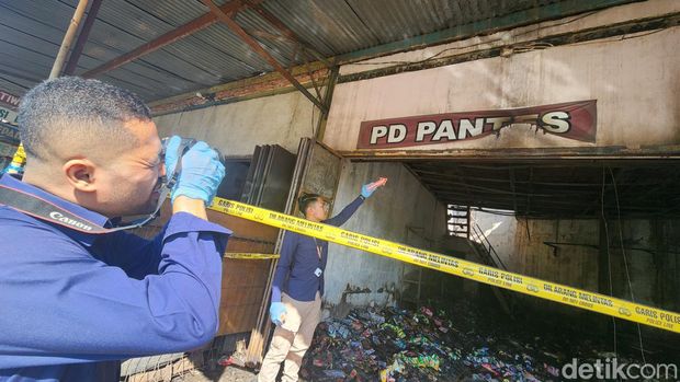 Kondisi toko kelontong di Jalan Kidang Kencana, Palabuhanratu, Kabupaten Sukabumi yang terbakar, Selasa (17/9/2024)