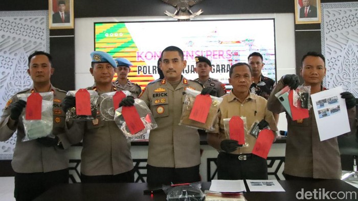 Konferensi pers di Polres Banjarnegara, Selasa (17/9/2024), tentang kasus pensiunan polisi bunuh wanita guru SMP di Desa Kalilandak, Kecamatan Purwareja Klampok, Banjarnegara.
