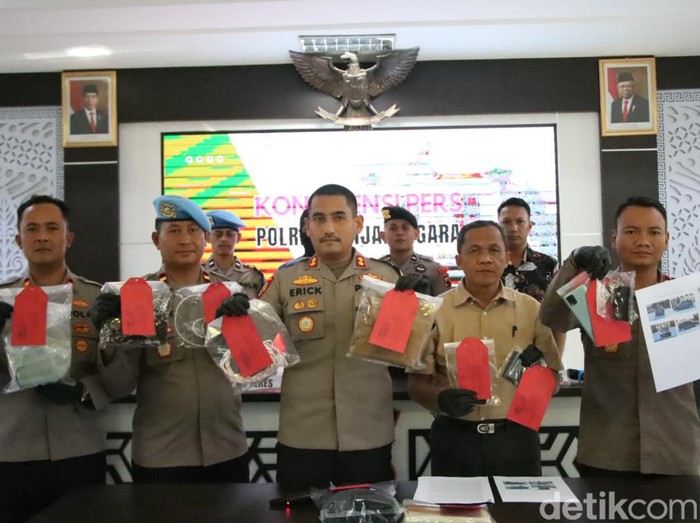 Konferensi pers di Polres Banjarnegara, Selasa (17/9/2024), tentang kasus pensiunan polisi bunuh wanita guru SMP di Desa Kalilandak, Kecamatan Purwareja Klampok, Banjarnegara.