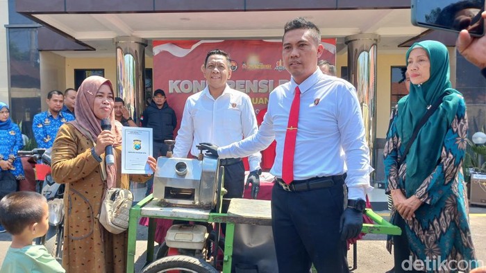 Korban pencurian mesin giling tebu di Pasuruan saat mendapatkan mesinnya kembali