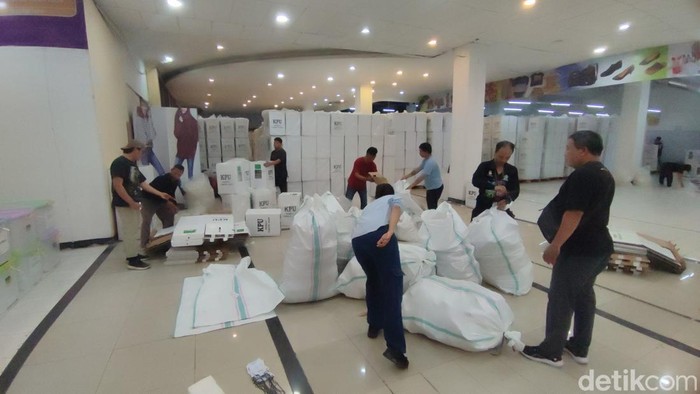 KPU Tabanan membongkar kotak suara, bilik suara, dan surat suara hasil Pemilu 2024 untuk persiapan pilkada, Selasa (17/9/2024). (Ahmad Firizqi Irwan/detikBali)