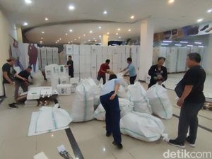 Persiapan Pilkada, KPU Tabanan Bongkar 7.725 Kotak Suara-Logistik Pemilu 2024