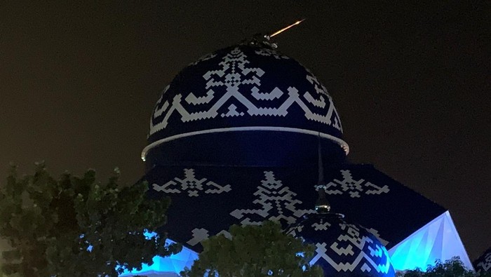 Kubah Masjid Agung Batam bengkok terkena hujan dan angin.