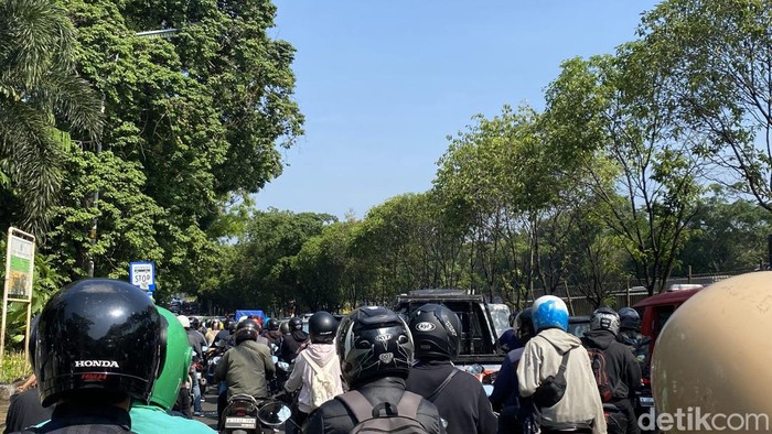 Lalu lintas (lalin) di Jalan Tb Simatupang, Jakarta Selatan (Jaksel) mengalami kemacetan pagi ini.  (Devi/detikcom).