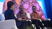 Dalam panel diskusi pertama, tema yang diangkat adalah Investasi dalam Hilirisasi untuk Mendukung Industri Berkelanjutan.   