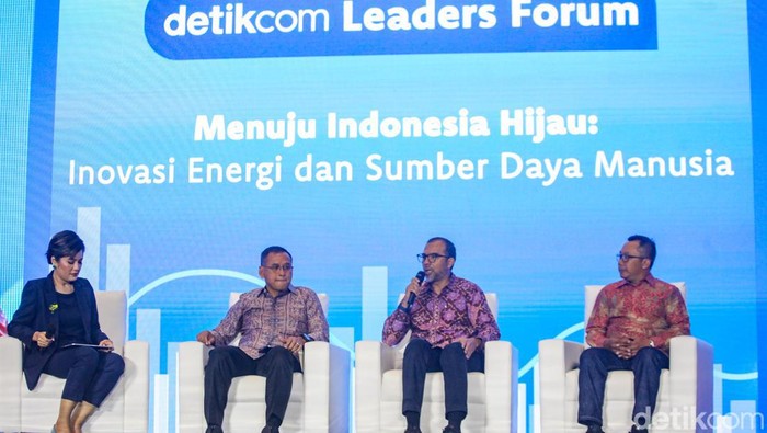 Moderator Daniar Achri, Direktur Utama Pupuk Indonesia Rahmad Pribadi, VP Government Relations PT Freeport Indonesia Harry Pancasakti, dan Direktur Eksekutif Reforminer Komaidi Notonegoro, berbicara dalam detikcom Leaders Forum di Jakarta, Selasa (17/9/2024).