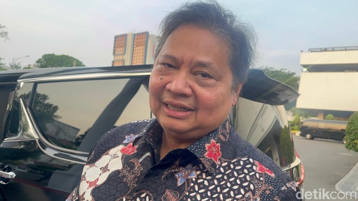 Menko Perekonomian Airlangga Hartarto bertemu Presiden Joko Widodo (Jokowi) di Istana Jakarta (Eva/detikcom)