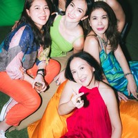 Terlihat para tamu yang hadir juga kompak mengenakan pakaian berwarna cerah. Sooo much love. tulis keterangan unggahan Mikha. Foto: Instagram/@miktambayong