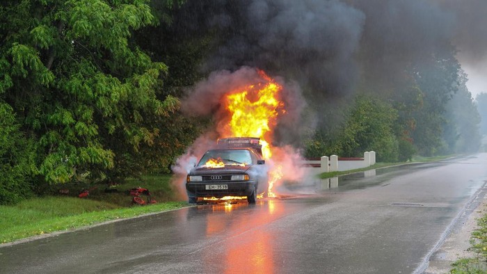 Ilustrasi mobil terbakar