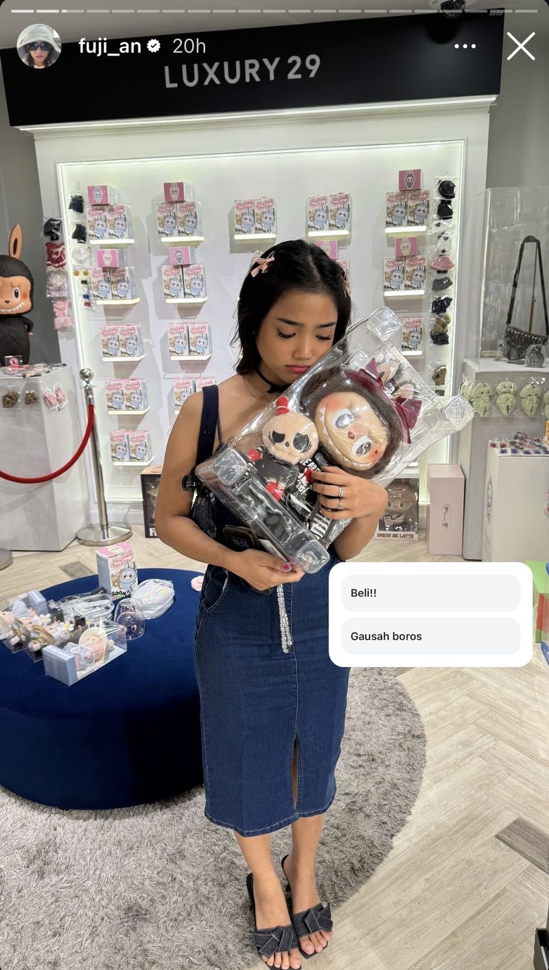 Momen Fuji Borong Labubu, Gantungan Boneka Viral Dipakai Lisa BLACKPINK