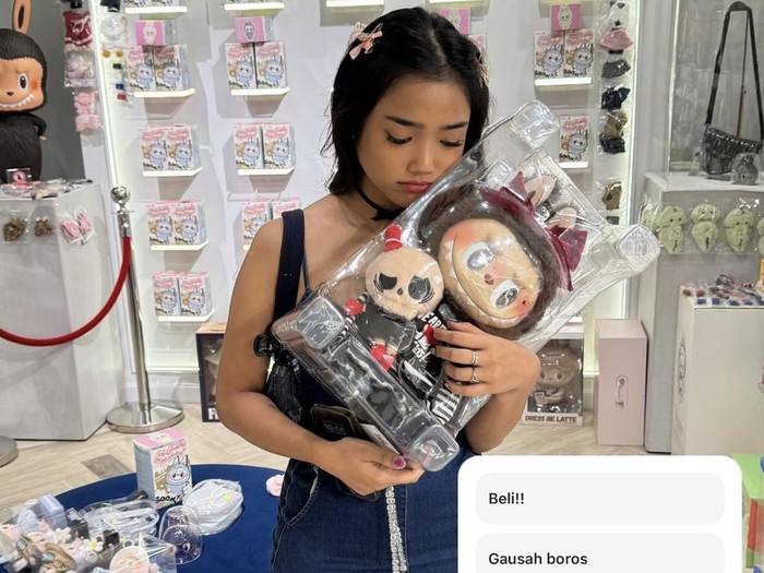 Momen Fuji Borong Labubu, Gantungan Boneka Viral Dipakai Lisa BLACKPINK