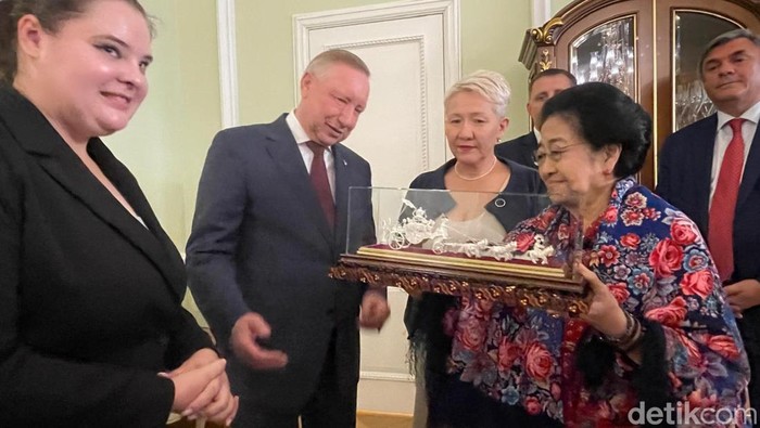 Momen Gubernur St Petersburg Alexander Beglov menjamu Presiden RI ke-5 sekaligus Ketua Umum PDIP Megawati Soekarnoputri (Foto: Dok. PDIP)