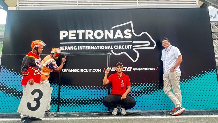 MotoGP Indonesia 2024 tinggal berjarak kurang dari dua pekan. Segala persiapan dilakukan, termasuk mengirim empat putra daerah ‘belajar’ ke Sepang.