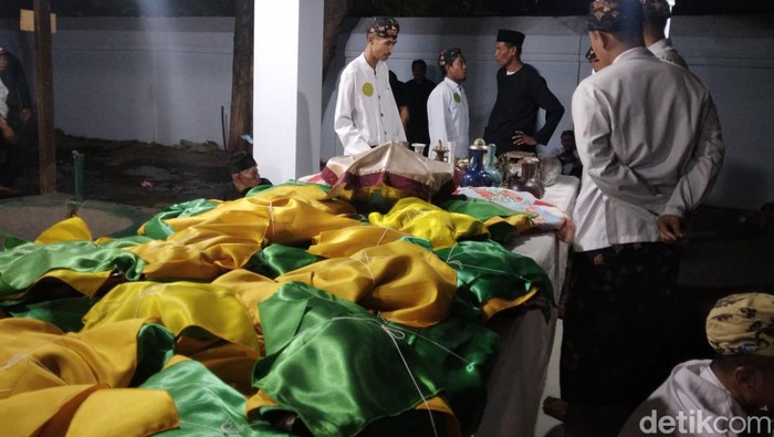 Nasi jimat yang sudah dimasukan dalam piring panjang