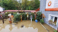 Slowakia dan Hungaria mungkin akan menyusul sebagai akibat dari sistem tekanan rendah dari Italia utara yang memberikan curah hujan dengan rekor tertinggi di wilayah tersebut sejak hari Kamis. (AP Photo/Krzysztof Zatycki)