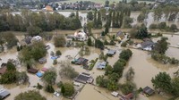 Sebagian besar wilayah Republik Ceko telah terkena dampaknya karena pihak berwenang mengumumkan peringatan banjir tertinggi di sekitar 100 tempat di seluruh negeri. Namun, situasi terburuk terjadi di dua wilayah timur laut yang mencatat curah hujan terbesar dalam beberapa hari terakhir, termasuk pegunungan Jeseniky di dekat perbatasan Polandia. (AP Photo/Darko Bandic)