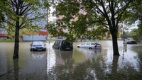 Di kota Opava, hingga 10.000 orang dari sekitar 56.000 penduduk telah diminta untuk pindah ke tempat yang lebih tinggi. Tim penyelamat menggunakan perahu untuk mengangkut orang-orang ke tempat yang lebih aman di lingkungan yang dibanjiri oleh Sungai Opava yang mengamuk. (AP Photo/Darko Bandic)