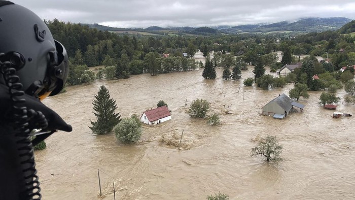 Negara-negara Eropa Tengah Digulung Banjir This handout photo provided by the Polish fire department, shows a flooded area near the Nysa Klodzka river in Nysa, Poland on Monday, Sept. 16, 2024. (KG PSP Photo via AP)