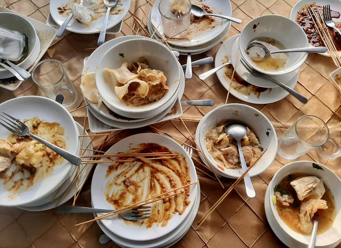 Pelanggan Restoran yang Bersihkan Meja Usai Makan Cerminkan Sikap Pribadi