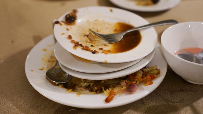 Pelanggan Restoran yang Bersihkan Meja Usai Makan Cerminkan Sikap Pribadi