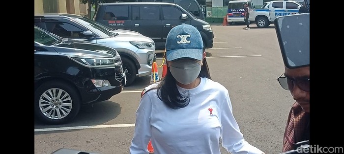 Nikita Mirzani saat ditemui di Polres Jakarta Selatan.