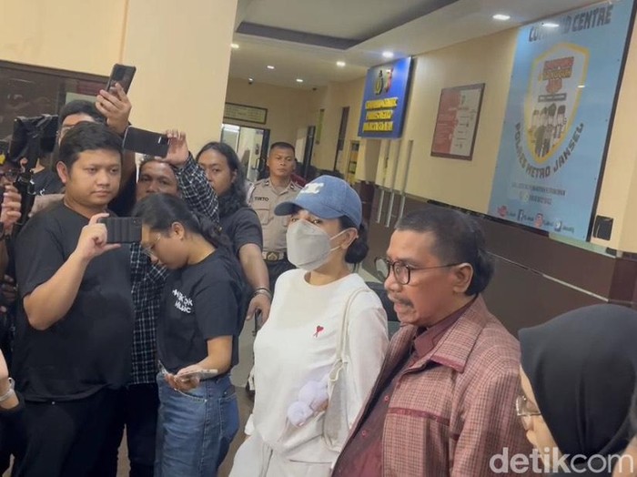 Nikita Mirzani di Polres Jaksel usai diperiksa terkait laporannya terhadap Vadel Badjideh (Devi/detikcom)