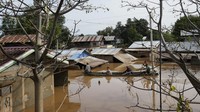 Foto menunjukkan warga setempat bepergian dengan perahu di jalan yang banjir di Naypyitaw, Myanmar. Banjir besar yang menerjang wilayah Myanmar akibat topan Yagi.