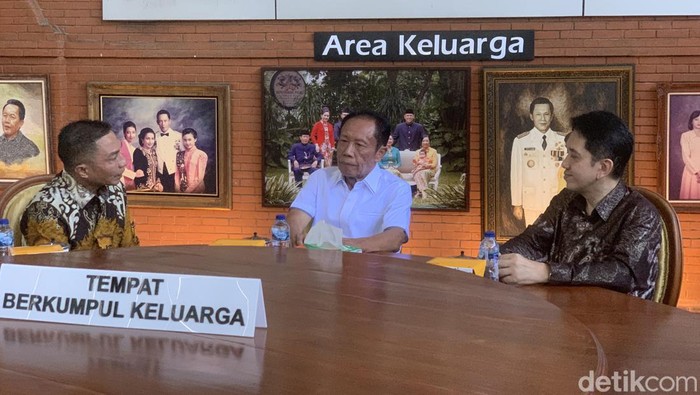 Pasangan Bakal Calon Gubernur Jakarta Dharma Pongrekun-Kun Wardanan sowan ke kediaman eks Gubernur DKI Jakarta Sutiyoso di Museum Bang Yos, Kota Bekasi (Taufiq S/detikcom)