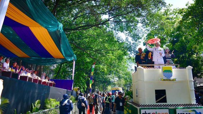 Pawai kendaraan hias di Kota Bandung