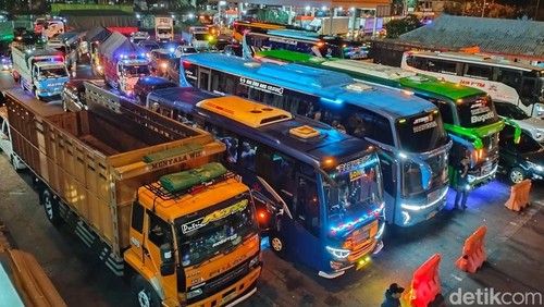 Antrean kendaraan di Pelabuhan Gilimanuk, Senin (16/9/2024).