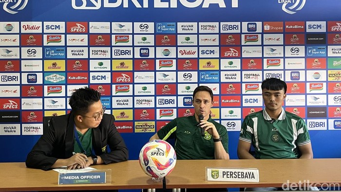 Pelatih Persebaya Paul Munster dan Ernando Ari