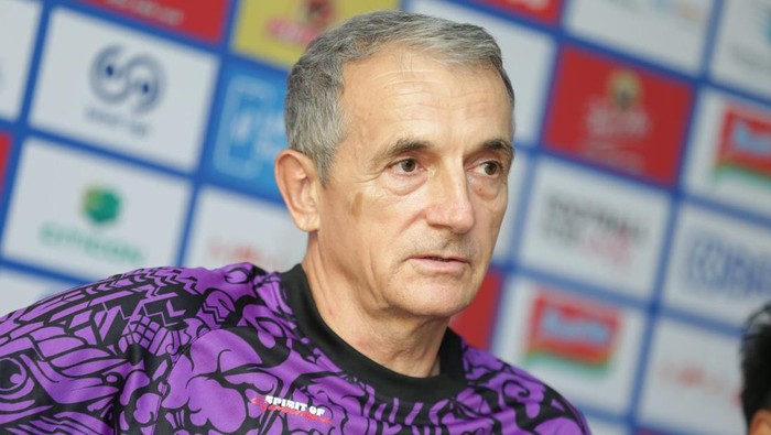 Pelatih Persis Solo, Milomir Seslija, saat konferensi pers di Stadion Gelora Bung Tomo (GBT), Surabaya, Selasa (17/9/2024).