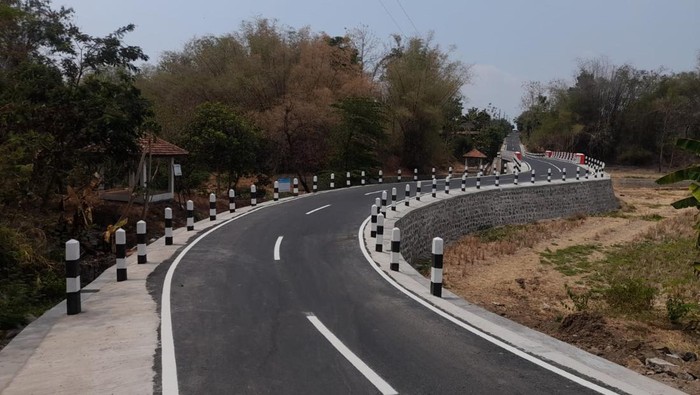 Pemerintah Kabupaten (Pemkab) Sragen terus berupaya dalam pemerataan pembangunan, salah satunya lewat program Peningkatan Infrastruktur Lintas Desa dan Lintas Kecamatan atau Pinggiran (Pintas Pinggiran).
