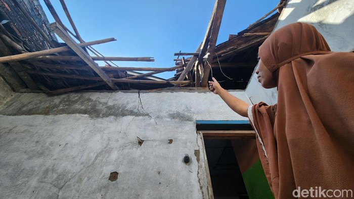 Pemilik rumah menunjukan lubang besar di kamar dan sejumlah lokasi bangunan lainnya, diduga akibat lapuk