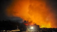 Tim gabungan Damkar Kota Cilegon dan BPBD Provinsi Banten dikerahkan untuk memadamkan api yang membakar TPSA Bagendung.