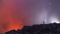 Asap mengepul dari TPSA Bagendung Cilegon yang terbakar.