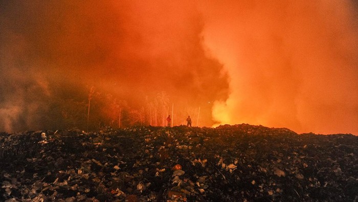 Penampakan Api Lalap TPSA Bagendung Cilegon Petugas BPBD memantau kondisi kebakaran sampah di tempat pembuangan sampah akhir (TPSA) Bagendung, Kota Cilegon, Banten, Selasa (17/9/2024) dini hari. Kebakaran di tempat sampah dengan area seluas 900 meter persegi tersebut terjadi sekitar pukul 21.45 WIB, dan saat ini masih dalam penanganan tim gabungan Damkar Kota Cilegon dan BPBD Provinsi Banten dengan mengerahkan sebanyak sekitar 10 unit mobil pemadam kebakaran dan tiga unit alat berat. ANTARA FOTO/Muhammad Bagus Khoirunas/foc.