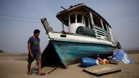 Perahu yang terdampar di gundukan pasir telah menjadi pemandangan umum, menghambat pengangkutan barang-barang lokal seperti ikan, pisang, dan singkong, serta mengganggu logistik untuk membawa barang-barang pokok seperti makanan dan air dari luar.  
