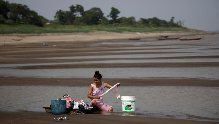 A drone view shows the house and boat of fisherman Janderson Lima Oliveira, affected by the drought of Solimoes River in Manacapuru, Amazonas state, Brazil September 14, 2024. REUTERS/Bruno Kelly