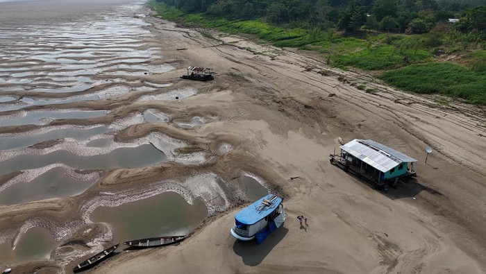 A drone view shows the house and boat of fisherman Janderson Lima Oliveira, affected by the drought of Solimoes River in Manacapuru, Amazonas state, Brazil September 14, 2024. REUTERS/Bruno Kelly