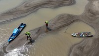 Kekeringan parah di wilayah hutan hujan Amazon Brasil mengubah kehidupan penduduk secara drastis karena mobilitas terhambat oleh tingkat terendah yang pernah tercatat di hulu Sungai Amazon.  