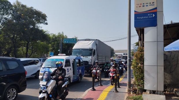 Penampakan macet di Jl Jatiwaringin Bekasi Arah Jakarta Pagi Ini