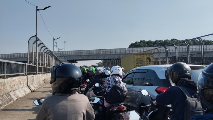 Penampakan macet di Jl Jatiwaringin Bekasi Arah Jakarta Pagi Ini