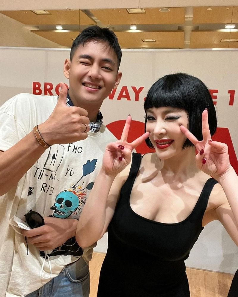 Penampilan Terbaru V BTS Nonton Pertunjukan Musikal di Tengah Wajib Militer Penampilan Terbaru V BTS Nonton Pertunjukan Musikal di Tengah Wajib Militer