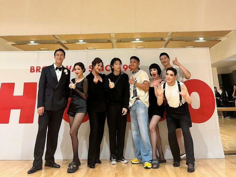 Penampilan Terbaru V BTS Nonton Pertunjukan Musikal di Tengah Wajib Militer Penampilan Terbaru V BTS Nonton Pertunjukan Musikal di Tengah Wajib Militer