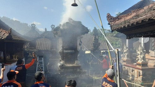 Penanganan kebakaran Merajan Agung Petapan di Dusun Swelagiri, Desa Aan, Kecamatan Banjarangkan, Klungkung, Selasa (17/9/2024). (Dok. BPBD Klungkung)