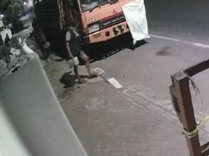 Pencurian Aki Truk Parkir di Kota Pasuruan Terekam CCTV