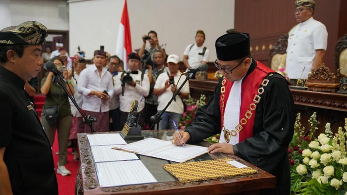 Penetapan pimpinan DPRD Gianyar oleh Ketua PN Gianyar, Selasa (17/9/2024). (Dok. Sekretariat DPRD Gianyar) Penetapan pimpinan DPRD Gianyar oleh Ketua PN Gianyar, Selasa (17/9/2024). (Dok. Sekretariat DPRD Gianyar)