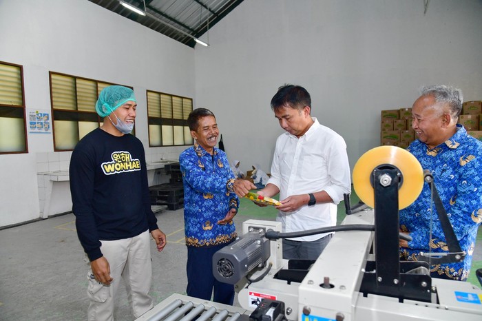 Penjabat (Pj) Gubernur Jabar Bey Machmudin terkesan dengan proses pengemasan Mi Wonhae dan Woca Cokelat yang dilakukan para siswa SMK Negeri 1 Cibadak, Kabupaten Sukabumi.