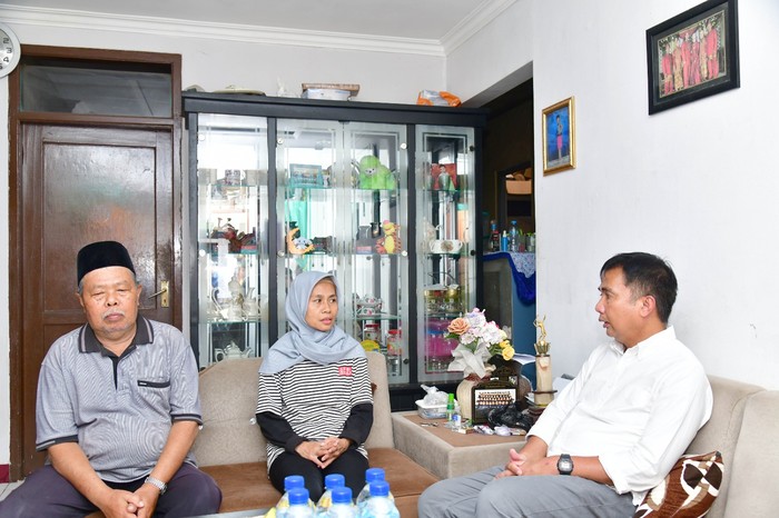 Penjabat (Pj) Gubernur Jawa Barat Bey Machmudin takziah ke rumah Syamsul Diana Ahmad (30) di Desa Parungseah Berong, Kecamatan Sukabumi, Kabupaten Sukabumi, hari ini.
